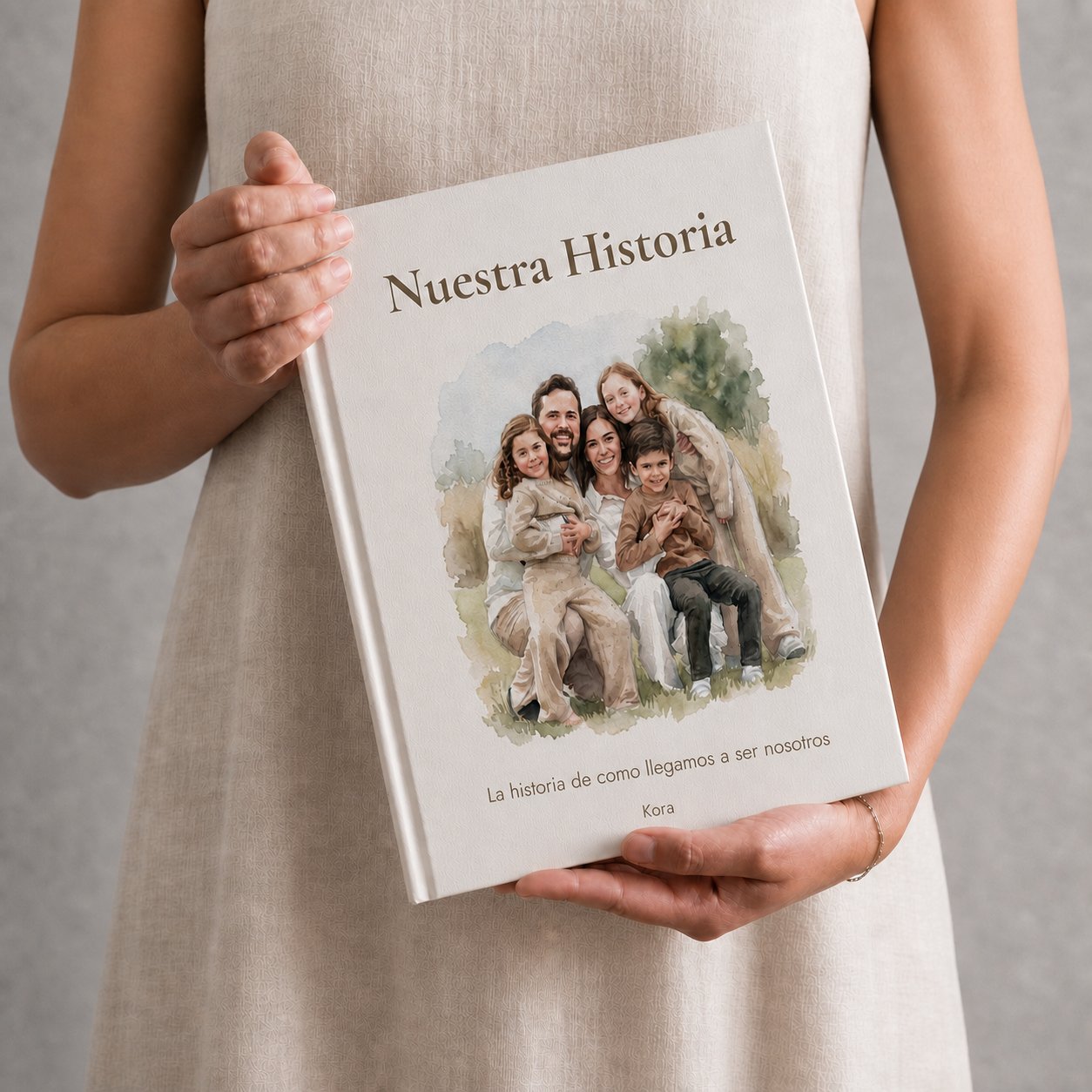Alguien sosteniendo su libro Nuestra Historia