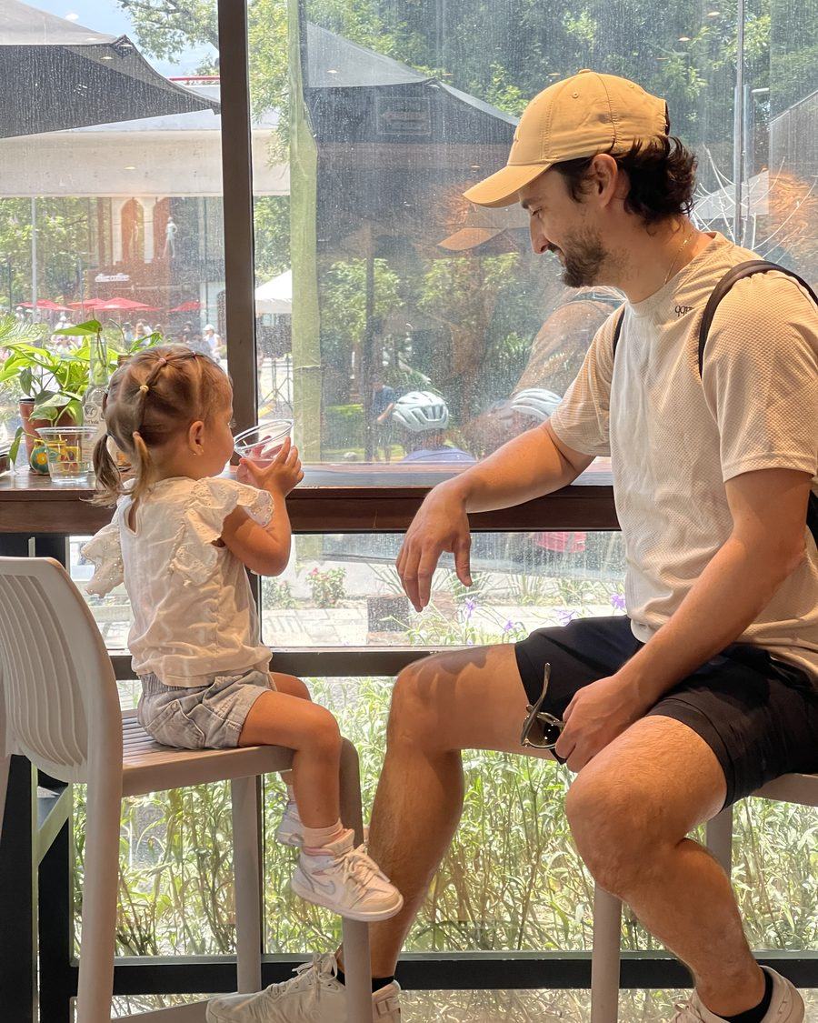 Un papá y su hija en la cafetería: la foto original