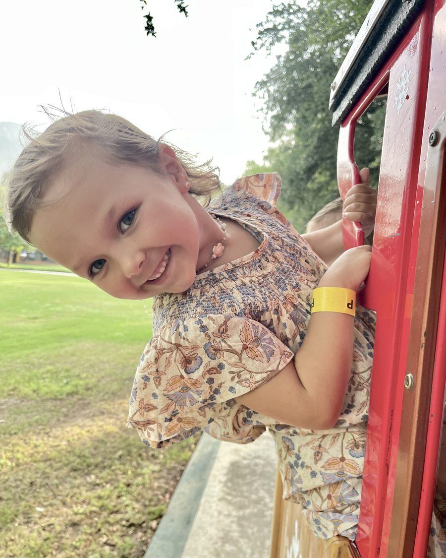 Sienna asomada por la ventana del trencito: la foto original